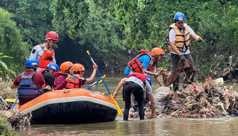 TKN Fanta Prabowo-Gibran membuat cluster Fanta for Earth dengan menggelar tanam pohon dan bersih-bersih Sungai Ciliwung.