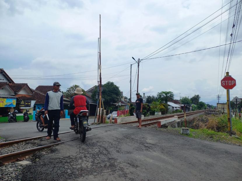 TKP mobil tertabrak kereta di Jalan Leuwidahu, Kecamatan Indihiang, Kota Tasikmalaya, Ahad (13/11/2022). Perlintasan kereta itu masih belum dipasang palang pintu otomatis. 