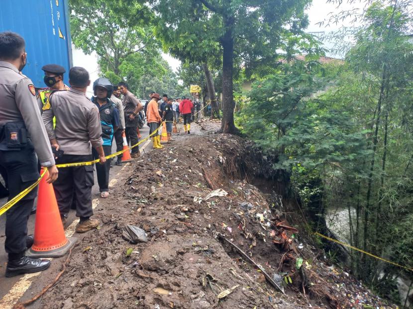 TKP penemuan korban kecelakaan bus pariwisata di Jalan Raya Rajapolah, Kecamatan Rajapolah, Kabupaten Tasikmalaya, Senin (27/6/2022). 