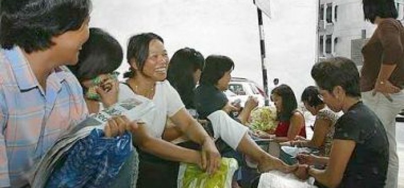 TKW asal Filipina bercanda usai mengikuti kebaktian di sebuah gereja di Kuala Lumpur