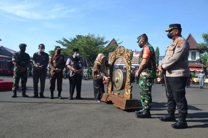 TMMD Sengkuyung Tahap II dibuka secara simbolis dengan pemukulan Gong pada Selasa (26/7) oleh Bupati Purbalingga di Halaman Pendopo Dipokusumo.