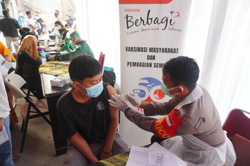 TMMIN memperluas kegiatan vaksinasi dan donasi sembako bagi masyarakat di tiga titik yang tersebar di wilayah sekitar pusat kawasan Industri yaitu Teluk Jambe, Klari, dan Tempuran. Kegiatan ini  bekerjasama dengan Polres Karawang dan APINDO Karawang.