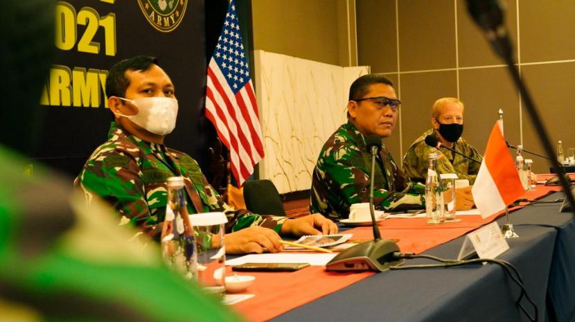 Komandan Kodiklatad, Letjen TNI Putranto saat memberi arahan kepada peserta FPC Garuda Shield 15/2021. (Foto: Penerangan Kodiklatad)