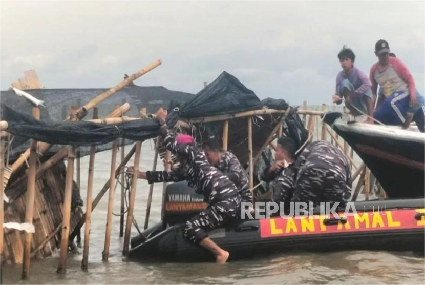 TNI AL bersama dengan masyarakat sekitar  membongkar pagar laut di kawasan Tanjung Pasir, Kecamatan Teluk Naga, Kabupaten Tangerang, Banten, Sabtu (18/1/2025).