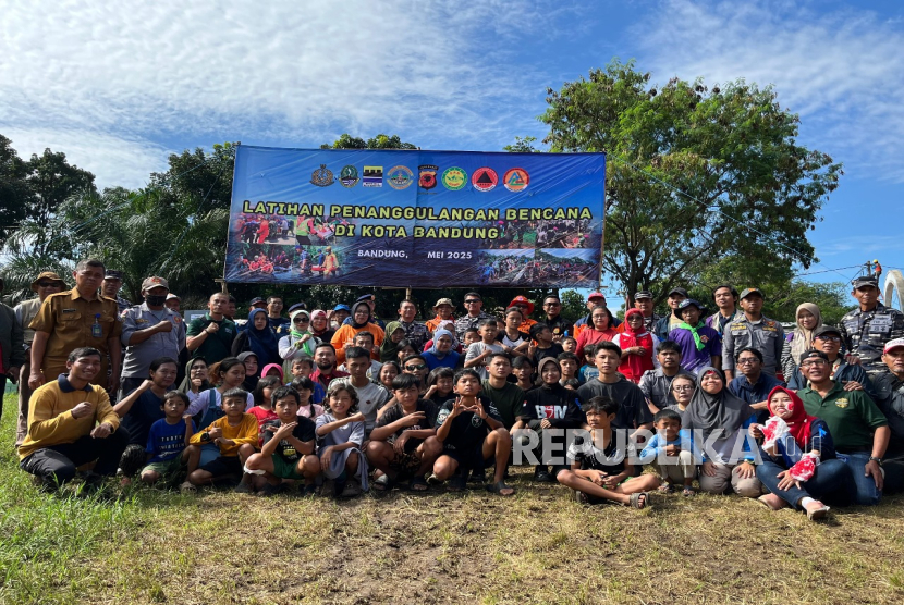 TNI AL dan FPRB Kota Bandung melakukan latihan gabungan penanggulangan bencana pada 26-27 Mei 2025.