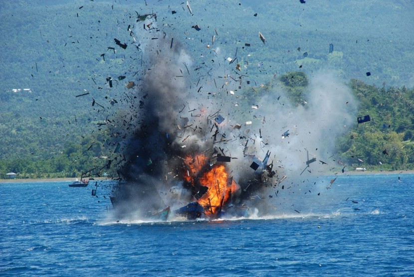 TNI AL menenggelamkan sejumlah kapal asing di perairan Kepri, Rabu (20/5).