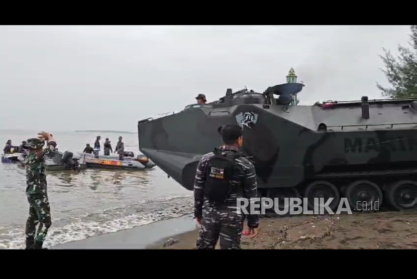 TNI Al terjunkan tank amfibi jenis LVT-7 2 unit dan KAPA K-61 satu unit, untuk merobohkan pagar laut di Tangerang, Rabu (22/1/2025).