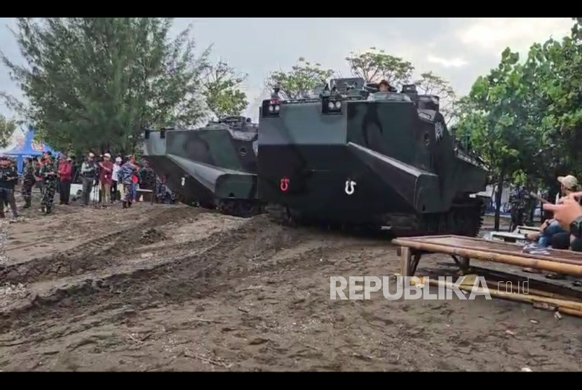 TNI Al terjunkan tank amfibi jenis LVT-7 2 unit dan KAPA K-61 satu unit, untuk merobohkan pagar laut di Tangerang, Rabu (22/1/2025).