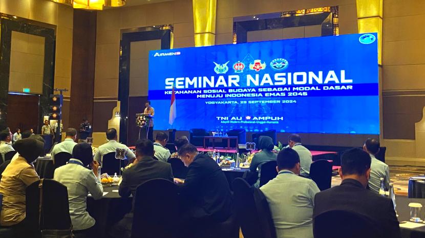 TNI Angkatan Udara menggelar Seminar Nasional Komunikasi Sosial Dirgantara 2024 yang diselenggarakan di Hotel Royal Ambarrukmo, Yogyakarta (29/9/2024). Seminar ini merupakan bagian dari upaya TNI AU untuk mendukung tercapainya visi besar Indonesia Emas 2045.