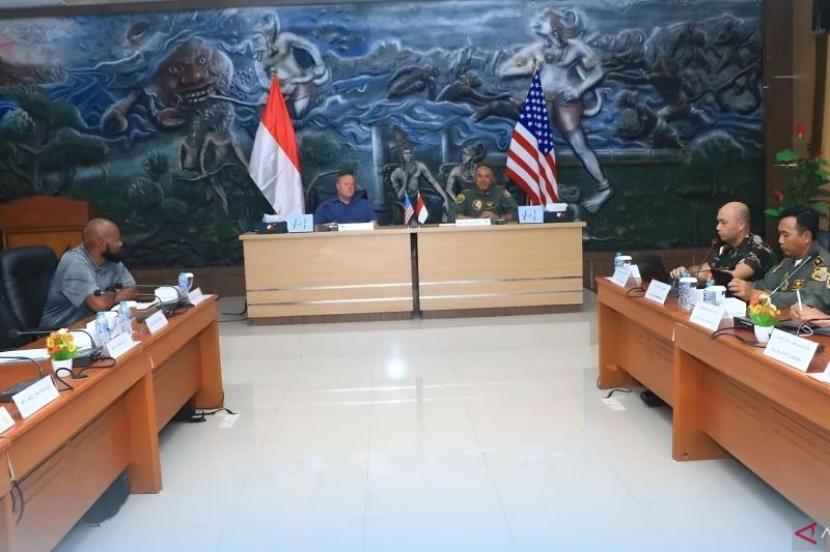 TNI AU dan United State Pacific Air Force (US PACAF) bertemu di Gedung Bina Yudha Lanud Abdulrachman Saleh, Kabupaten Malang, Jawa Timur, Selasa (16/4/2024). 