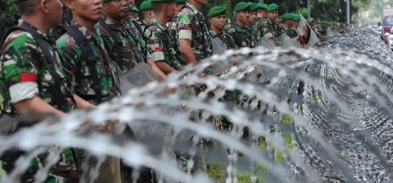 TNI Berjaga mengamankan demo kenaikan BBM
