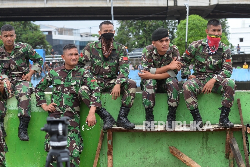 TNI berjaga saat pembongkaran kawasan Kalijodo, Jakarta Utara, Senin (29/2).   (Republika/Yasin Habibi)