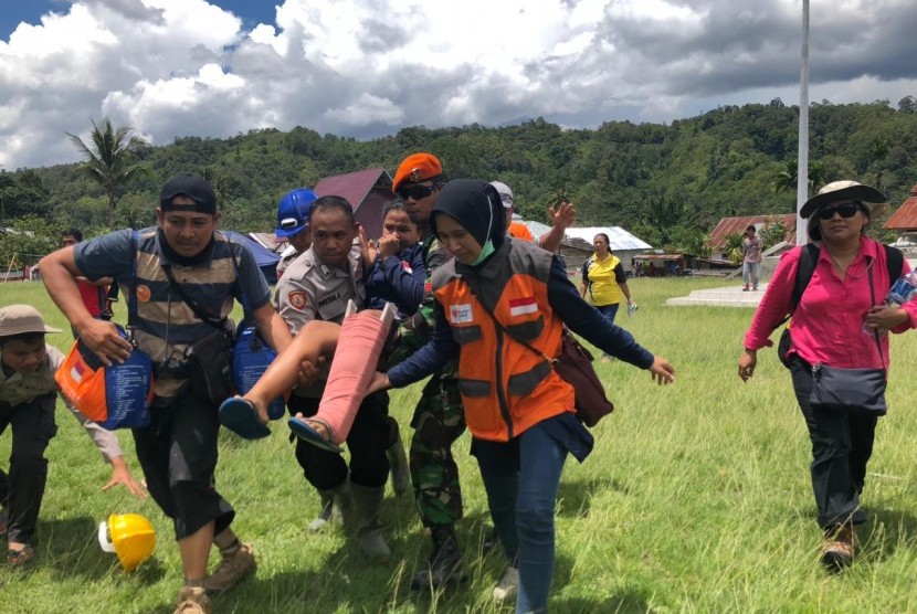 TNI bersama tim medis Rumah Zakat membantu evakuasi korban patah tulang dengan helikopter.