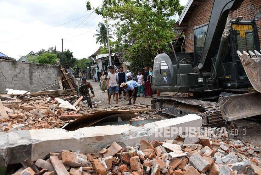 TNI bersama warga terdampak gempa membersihkan puing bangunan rumah akibat gempa di Dusun Lendang Bajur, Desa Gunungsari, Kecamatan Gunungsari, Lombok Barat, Rabu (5/9).
