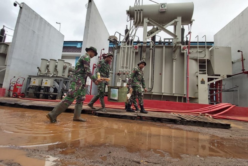 TNI dan Polri membantu membersihkan gardu listrik PLN, pascabanjir.