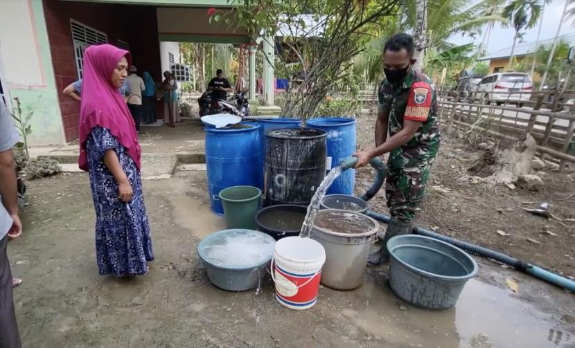 TNI Kodim 0103 Aceh Utara menyalurkan air bersih di beberapa desa yang paling terdampak banjir di Aceh Utara, Sabtu (8/1).