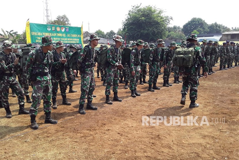 TNI Manunggal Membangun Desa (TMMD) bersama warga bahu-membahu bergotong royong memperbaiki jalan sepanjang 200 meter di RT01/09, Kelurahan Cipayung Jaya, Kecamatan Cipayung, Kota Depok.