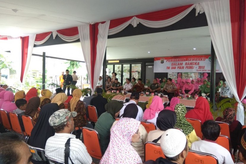 TNI-Polri dengan warga Jakarta Pusat.