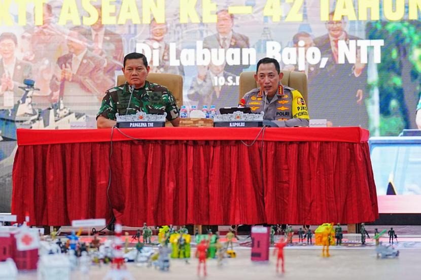 TNI-Polri melaksanakan Apel Gelar Pasukan terkait pengamanan penyelenggaraan Konferensi Tingkat Tinggi (KTT) ASEAN di Labuan Bajo, Nusa Tenggara Timur (NTT). 
