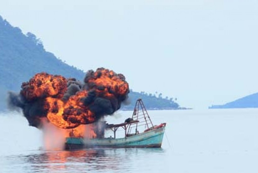 Kapal asing pencuri ikan yang ditenggelamkan di perairan Indonesia. ilustrasi