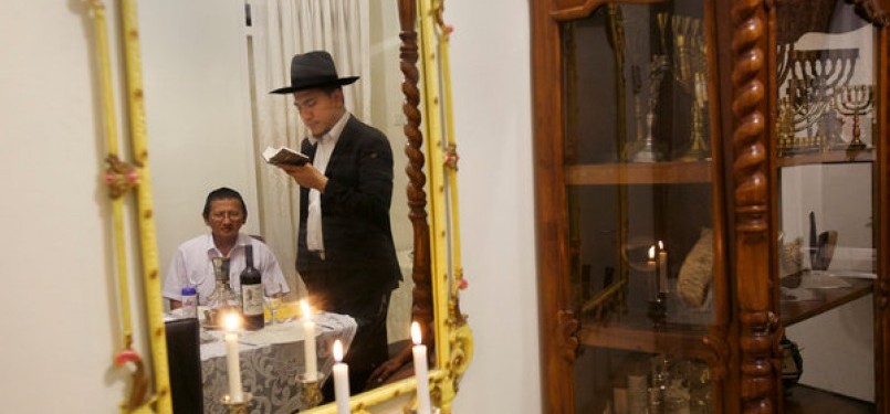 Toar Palilingan (berdiri) dan Oral Bollegraf (duduk) sebagai kaum Yahudi di Manado