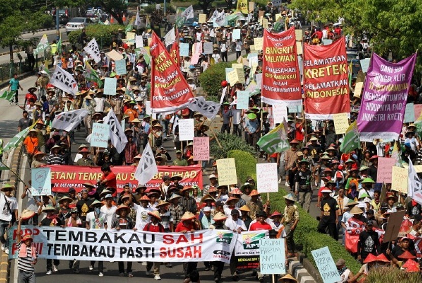 Tobacco farmers rally outside the office of Ministry of Health on Tuesday.  