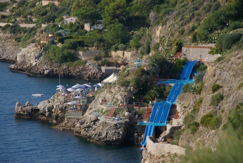 Toboggan Waterslide, perosotan air ini memiliki empat tingkat yang terdiri dari 11 seluncuran di tepi tebing Kota Palermo, Italia. 