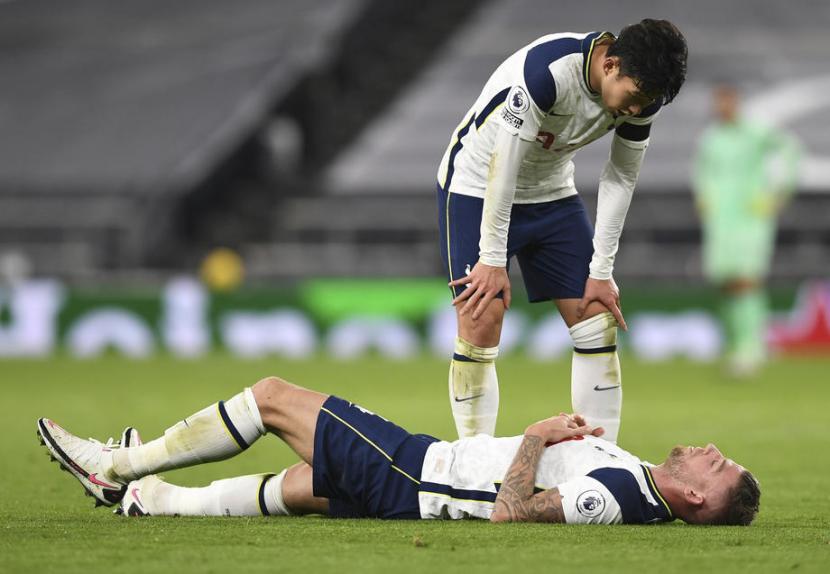 Toby Alderweireld (berbaring) menderita cedera dalam laga melawan Manchester City.