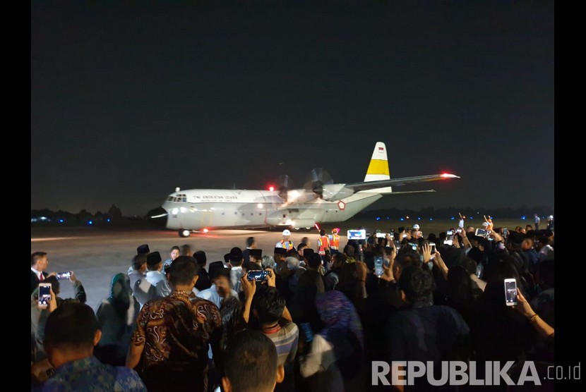 Pesawat Hercules yang membawa Jenazah Istri Presiden RI Ke-6, Ani Yudhoyono sudah tiba di Lanud Halim Perdanakusuma, Jakarta Sabtu (1/6) malam