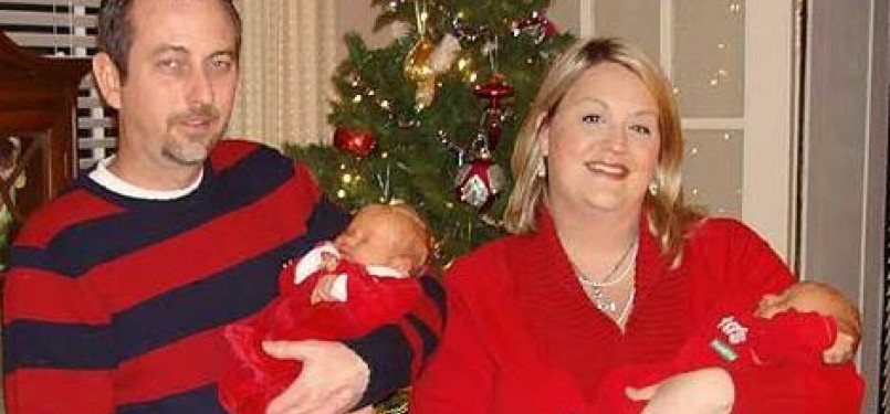 Todd dan Julia Grovenburg menggendong bayi mereka yang lahir bersamaan tapi bukan bayi kembar.