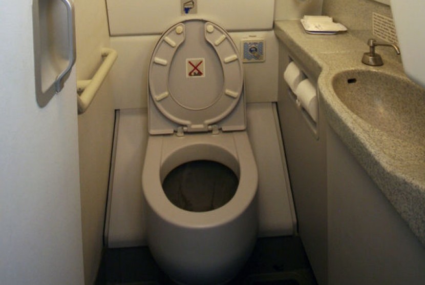 Cara kerja toilet di pesawat. (ilustrasi)