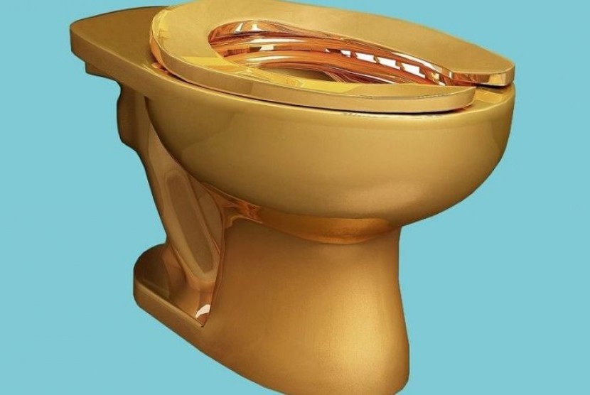 Toilet emas karya Maurizio Cattelan di Guggenheim New York.