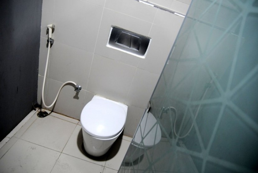 Toilet untuk buang air kecil (ilustrasi). Buang air dengan jongkok mempunyai banyak manfaat kesehatan 