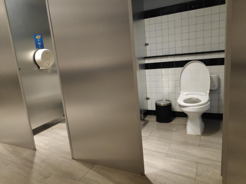 Toilet umum. Ketika bepergian, ada kalanya toilet umum yang dijumpai saat kebelet buang air kecil tidak bersih.
