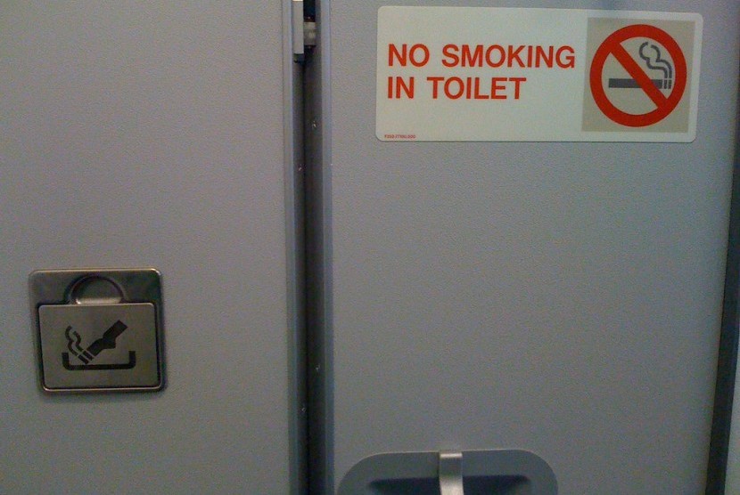 Pintu toilet di pesawat terbang. Toilet dinilai sebagai area paling kotor di pesawat terbang.