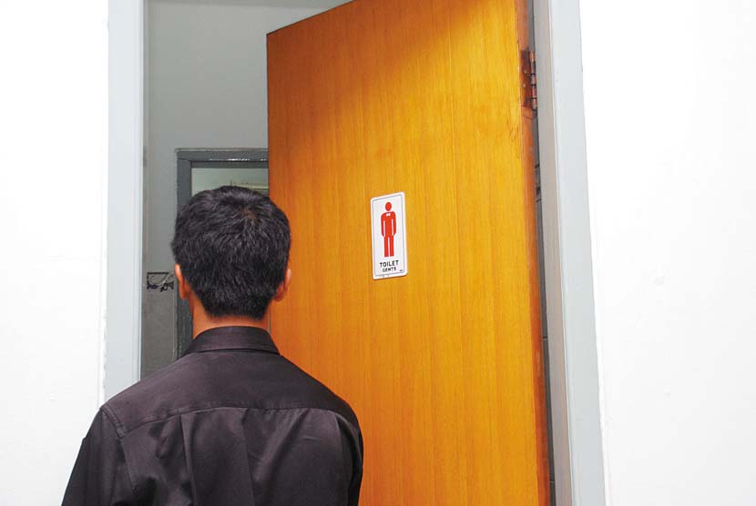 Pria memasuki toilet (ilustrasi). Peningkatan frekuensi kencing dan infeksi kandung kemih dapat menjadi pertanda diabetes.