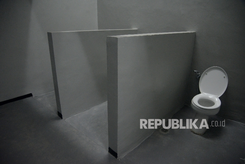 Toilet tahanan pada Rumah Tahanan Negara klas I Jakarta Timur cabang rutan KPK di Gedung KPK, Jakarta, Jumat (6/10). 