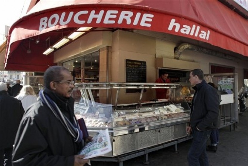 Toko daging halal di kota Paris.  (Foto : Michel Euler/AP)