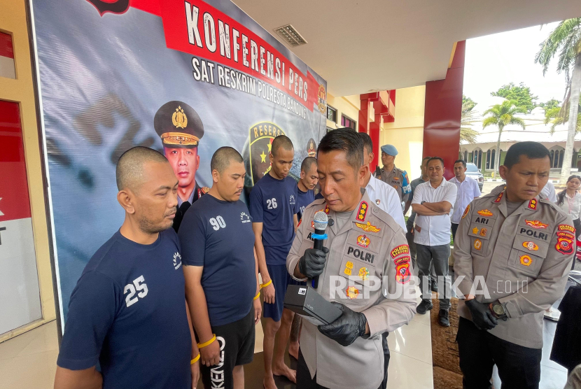 Toko gadai koperasi simpan pinjam (KSP) yang tidak dijaga dibobol komplotan pencuri hingga mengalami kerugian mencapai Rp 153 juta di Jalan Cilampeni, Katapang, Kabupaten Bandung akhir September lalu. Petugas yang melakukan penyelidikan berhasil menangkap enam orang pelaku. 