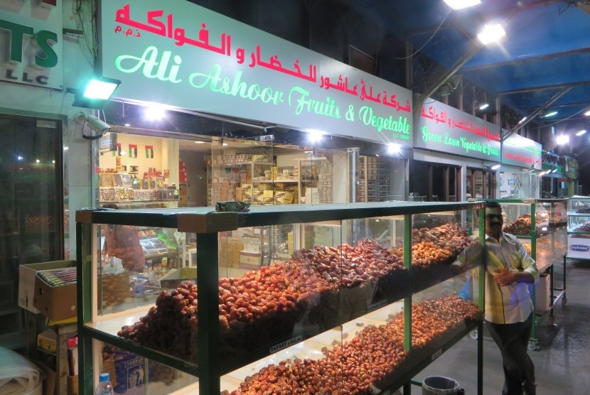 Toko kurma di Abu Dhabi, Uni Emirate Arab (UEA). Supermarket dan apotek di UEA boleh buka 24 jam, namun jumlah pelanggan di dalamnya tetap dibatasi.