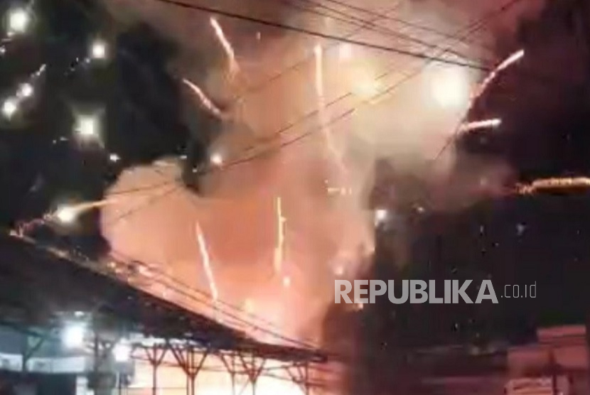 Toko mainan di Leuwiliang Bogor, Jawa Barat, terbakar.