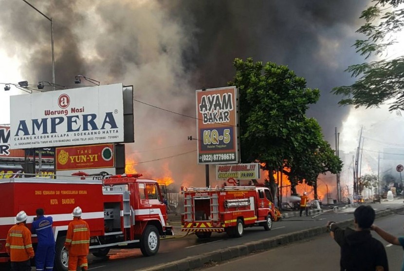 Toko mebel yang berlokasi tak jauh dari RM Ampera di Jalan Soekarno Hatta Bandung terbakar