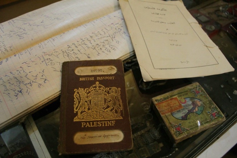 Toko Nablusi di jalan Al-Saraya menampung ratusan artefak yang mengungkapkan masa lalu Palestina, seperti paspor, buku akuntansi, dokumen pemerintah, atau bahkan rokok era Utsmani
