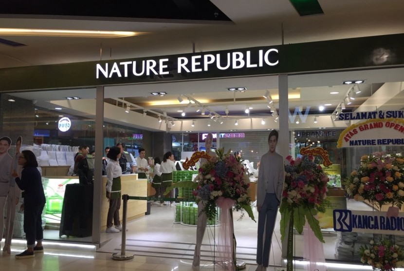 Toko Nature Republic di Mal Kota Kasablanka, Jakarta Selatan, yang mulai dibuka pada Jumat (9/3).