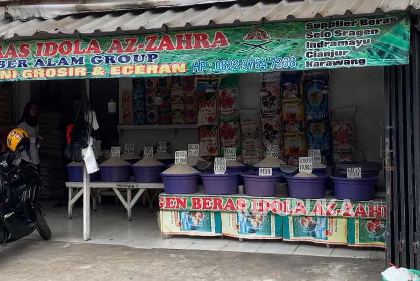 Toko Penjual Beras di PSPT Tebet, Jakarta.