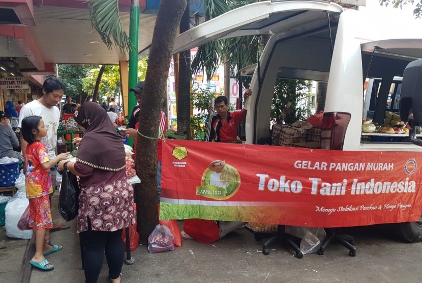 Toko Tani Indonesia Center (TTIC) Kementerian Pertanian kembali melakukan Gelar Pangan Murah (GPM) di Pasar Kebayoran Lama Jakarta Selatan, Sabtu (17/11).