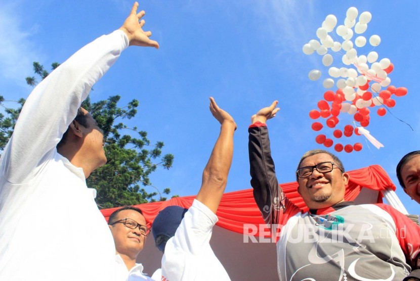 Menteri Pertanian Andi Amran Sulaiman (kedua kanan) dan Gubernur Jabar  Ahmad Heryawan (kanan) melepas balon saat launcing pangan murah Berkualitas melalui Toko Tani Indonesia, di CFD, Dago, Bandung, Ahad (15/5).(foto : Dede Lukman Hakim)