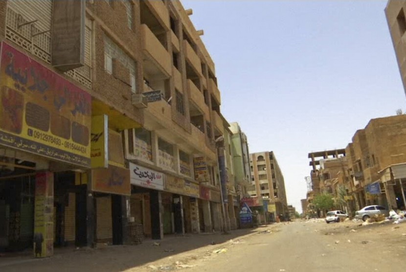 Toko-toko tutup di hari pertama pemogokan umum di kawasan bisnis di Khartoum, Sudan, Ahad (9/6).
