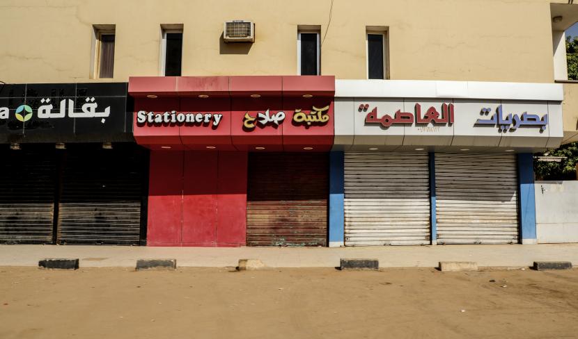 Toko-toko tutup di jalan yang sepi setelah kudeta di ibu kota Khartoum, Sudan, 28 Oktober 2021. Militer Sudan melancarkan upaya kudeta pada 25 Oktober dan menangkap Perdana Menteri Abdalla Hamdok dan menteri senior lainnya serta anggota sipil Dewan Kedaulatan Transisi selama awal razia pagi. 