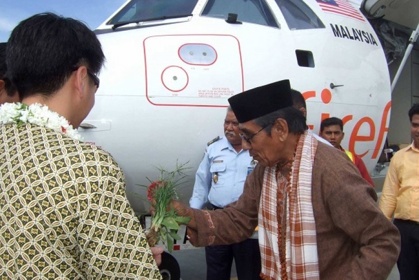 Tokoh adat Aceh Tgk Badruzzaman mempesijuk (tepungtawari) awak pesawat dan pimpinan sebuah maskapai perusahaan penerbangan  Malaysia saat tiba di Bandara Sultan Iskandar Muda, Blang Bintang Aceh Besar. (ilustasi)